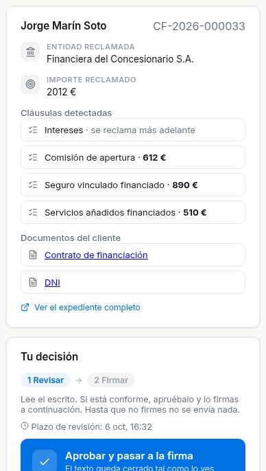 Panel de revisión de la plataforma: resumen del caso, cláusulas detectadas, documentos del cliente y botón para aprobar y pasar a la firma